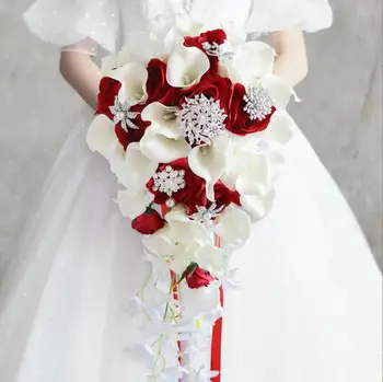 Laikant krioklio gėles Dirbtinė raudona rožė Vestuvių puokštė su šilko satino kaspinu Pamergių vestuvių vakarėlis
