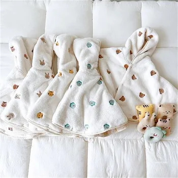 2023 Žieminis kūdikio apsiaustas su gobtuvu Baby Girl Coat Kūdikių apranga Vėjo nepraleidžiančios koralų aksomo antklodės naujagimiams Siuvinėtais kūdikių drabužiais