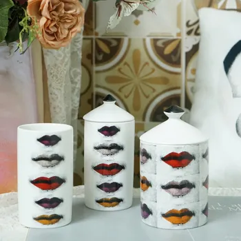keraminis žvakių indelis, raudonų lūpų dekoratyvinė papuošalų dėžutė, vatos tamponų dėžutė, buitinių žvakių laikiklis, aromaterapinis puodelio laikymo indas