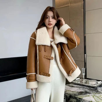 2023 m. ruduo Žiema Naujas kailis Vienas moteriškas kailis Trumpas odinis paltas Korėjietiškas laisvas kompozicinis storas šiltas ėriukų vilnos kailis Viršutiniai drabužiai