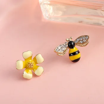 New Arrival Korean Trendy Fresh Lovely Sweet Bee Flower Stud auskarai moterims Asimetriniai emalio mados papuošalai