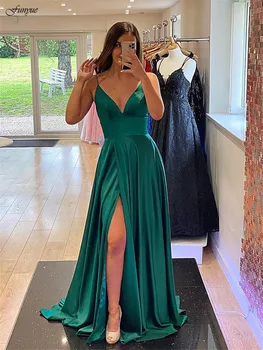 Funyue Emerald Green A-Line Prom suknelės V-Neck Satin Sexy Leg Slit Vakariniai chalatai moterims Spagečių dirželiai Oficiali vakarėlio suknelė