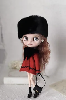 Blythe lėlių drabužiai tinka 1/6 dydžio naujas raudonas paltas vienas gabalas+juodas pliušinis galvos apdangalas viena skrybėlė du komplektai rudens moterų viršuje