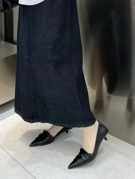 Smailių pirštų moterys siurbia negilų slydimą ant plonų vidutinio kulno juodai baltų suknelių batelių negilus slydimas ant seksualių vakarėlių pompų biuro batų