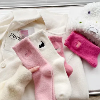 Nauja 2023 m. madingos siuvinėtos katės kojinės moterims Lady's Winter Thick Warm Medium Tube Sock Cute Home Sleeping Sox